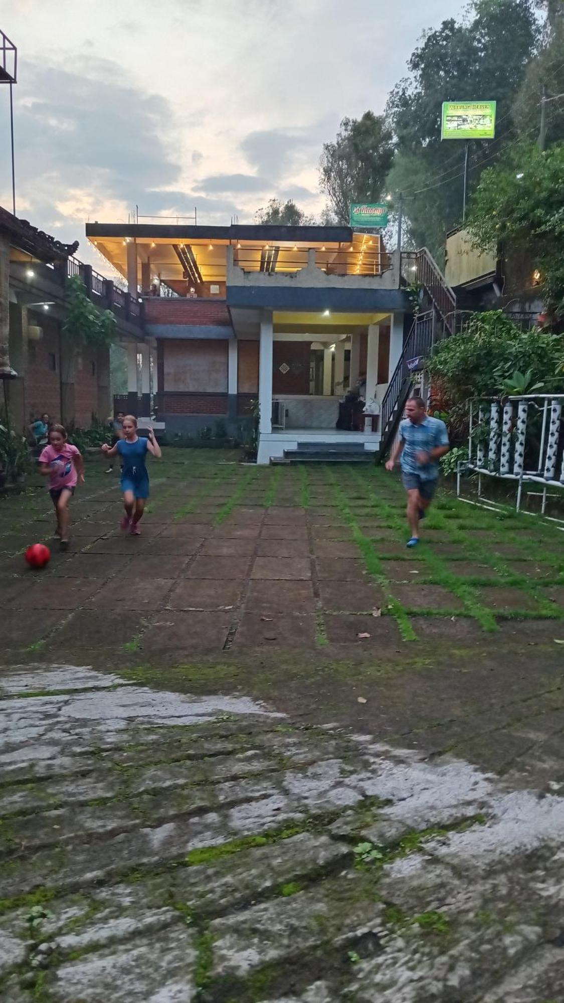 Kanaya Homestay & Warung Heaven มุนดุก ภายนอก รูปภาพ